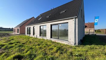 Halfopen nieuwbouwwoning met panoramisch zicht op weilanden