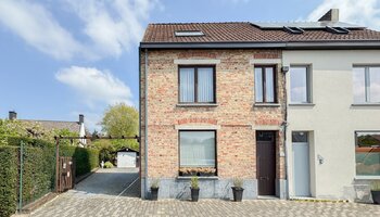 Te renoveren halfopen woning met zonnige tuin op toplocatie
