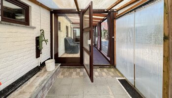 Te renoveren halfopen woning met zonnige tuin op toplocatie