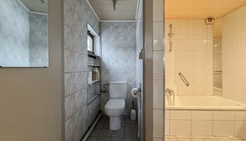 Te renoveren halfopen woning met zonnige tuin op toplocatie