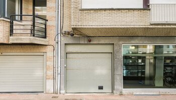 Spacieux box à double garage près de la plage et du centre 