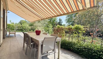 Instapklare gelijkvloerse villa met zonnige tuin