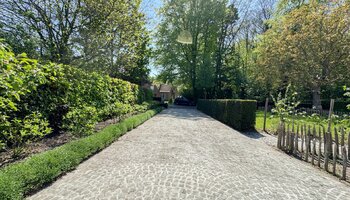 Instapklare gelijkvloerse villa met zonnige tuin