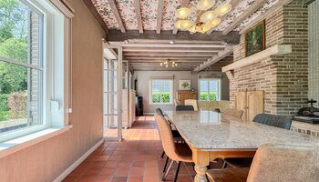 Instapklare gelijkvloerse villa met zonnige tuin