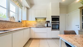 Instapklare gelijkvloerse villa met zonnige tuin