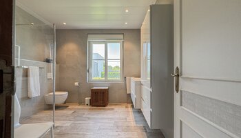 Instapklare gelijkvloerse villa met zonnige tuin