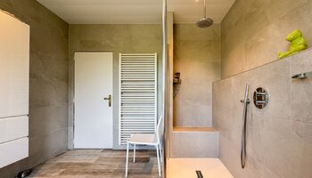 Instapklare gelijkvloerse villa met zonnige tuin