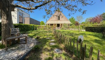 Instapklare gelijkvloerse villa met zonnige tuin