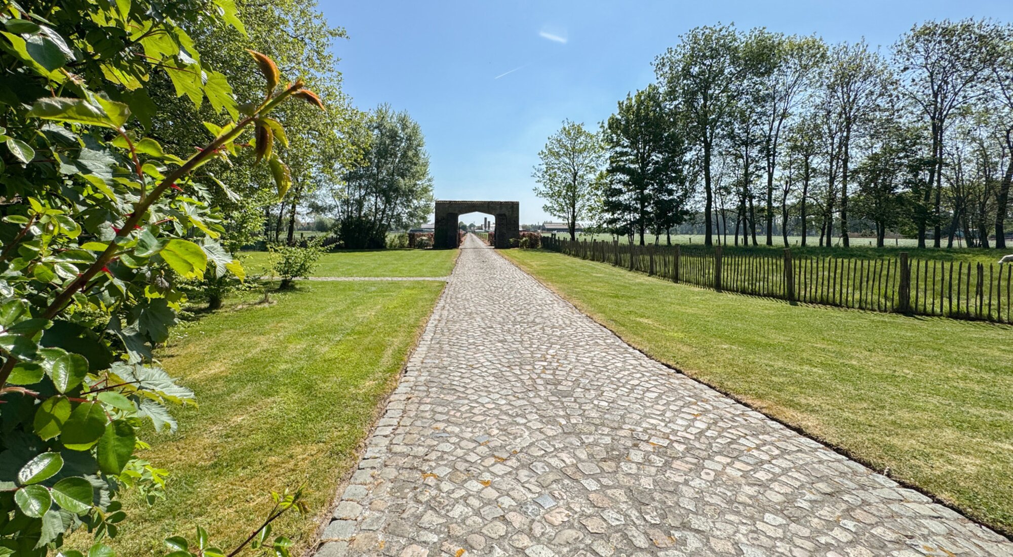 Authentiek landhuis met een aansluitende woonst, alleenstaande schuur gelegen in alle privacy