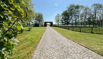 Authentiek landhuis met een aansluitende woonst, alleenstaande schuur gelegen in alle privacy