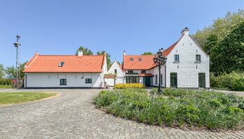 Authentiek landhuis met een aansluitende woonst, alleenstaande schuur gelegen in alle privacy