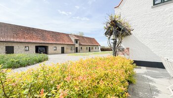 Authentiek landhuis met een aansluitende woonst, alleenstaande schuur gelegen in alle privacy
