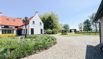 Authentiek landhuis met een aansluitende woonst, alleenstaande schuur gelegen in alle privacy