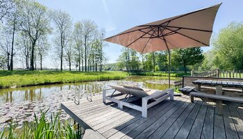 Authentiek landhuis met een aansluitende woonst, alleenstaande schuur gelegen in alle privacy