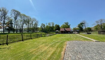Authentiek landhuis met een aansluitende woonst, alleenstaande schuur gelegen in alle privacy