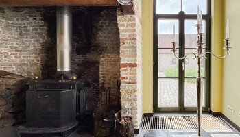 Authentiek landhuis met een aansluitende woonst, alleenstaande schuur gelegen in alle privacy