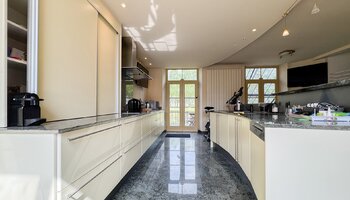Authentiek landhuis met een aansluitende woonst, alleenstaande schuur gelegen in alle privacy