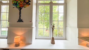 Authentiek landhuis met een aansluitende woonst, alleenstaande schuur gelegen in alle privacy