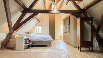 Authentiek landhuis met een aansluitende woonst, alleenstaande schuur gelegen in alle privacy