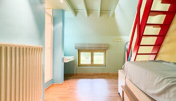 Authentiek landhuis met een aansluitende woonst, alleenstaande schuur gelegen in alle privacy