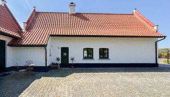 Authentiek landhuis met een aansluitende woonst, alleenstaande schuur gelegen in alle privacy