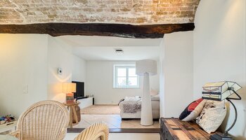 Authentiek landhuis met een aansluitende woonst, alleenstaande schuur gelegen in alle privacy