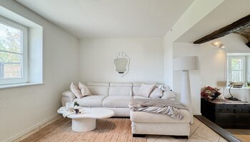 Authentiek landhuis met een aansluitende woonst, alleenstaande schuur gelegen in alle privacy