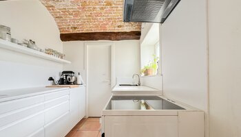 Authentiek landhuis met een aansluitende woonst, alleenstaande schuur gelegen in alle privacy