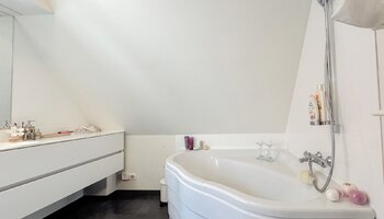 Authentiek landhuis met een aansluitende woonst, alleenstaande schuur gelegen in alle privacy