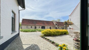 Authentiek landhuis met een aansluitende woonst, alleenstaande schuur gelegen in alle privacy