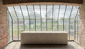 Authentiek landhuis met een aansluitende woonst, alleenstaande schuur gelegen in alle privacy