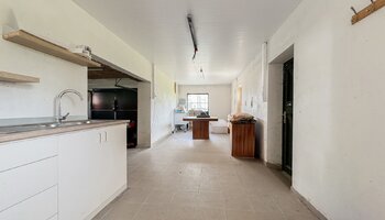 Authentiek landhuis met een aansluitende woonst, alleenstaande schuur gelegen in alle privacy