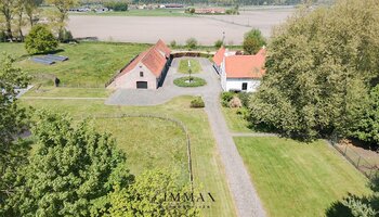 Authentiek landhuis met een aansluitende woonst, alleenstaande schuur gelegen in alle privacy
