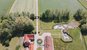 Authentiek landhuis met een aansluitende woonst, alleenstaande schuur gelegen in alle privacy