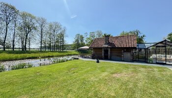 Authentiek landhuis met een aansluitende woonst, alleenstaande schuur gelegen in alle privacy