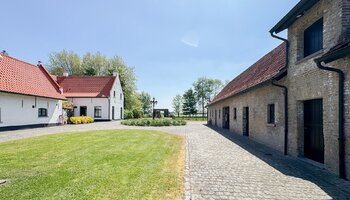 Authentiek landhuis met een aansluitende woonst, alleenstaande schuur gelegen in alle privacy