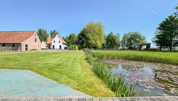 Authentiek landhuis met een aansluitende woonst, alleenstaande schuur gelegen in alle privacy