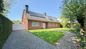 Authentieke ruime villa met zongerichte tuin en dubbele inpandige garage