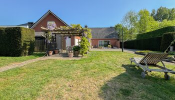 Authentieke ruime villa met zongerichte tuin en dubbele inpandige garage