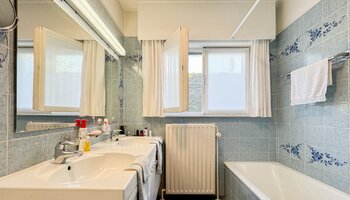 Authentieke ruime villa met zongerichte tuin en dubbele inpandige garage