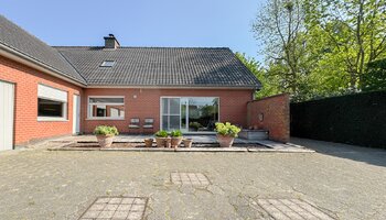 Authentieke ruime villa met zongerichte tuin en dubbele inpandige garage