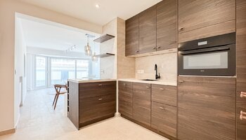Stijlvol gerenoveerd appartement met prachtig zeezicht