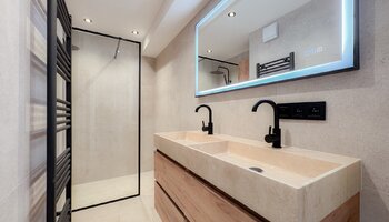 Stijlvol gerenoveerd appartement met prachtig zeezicht