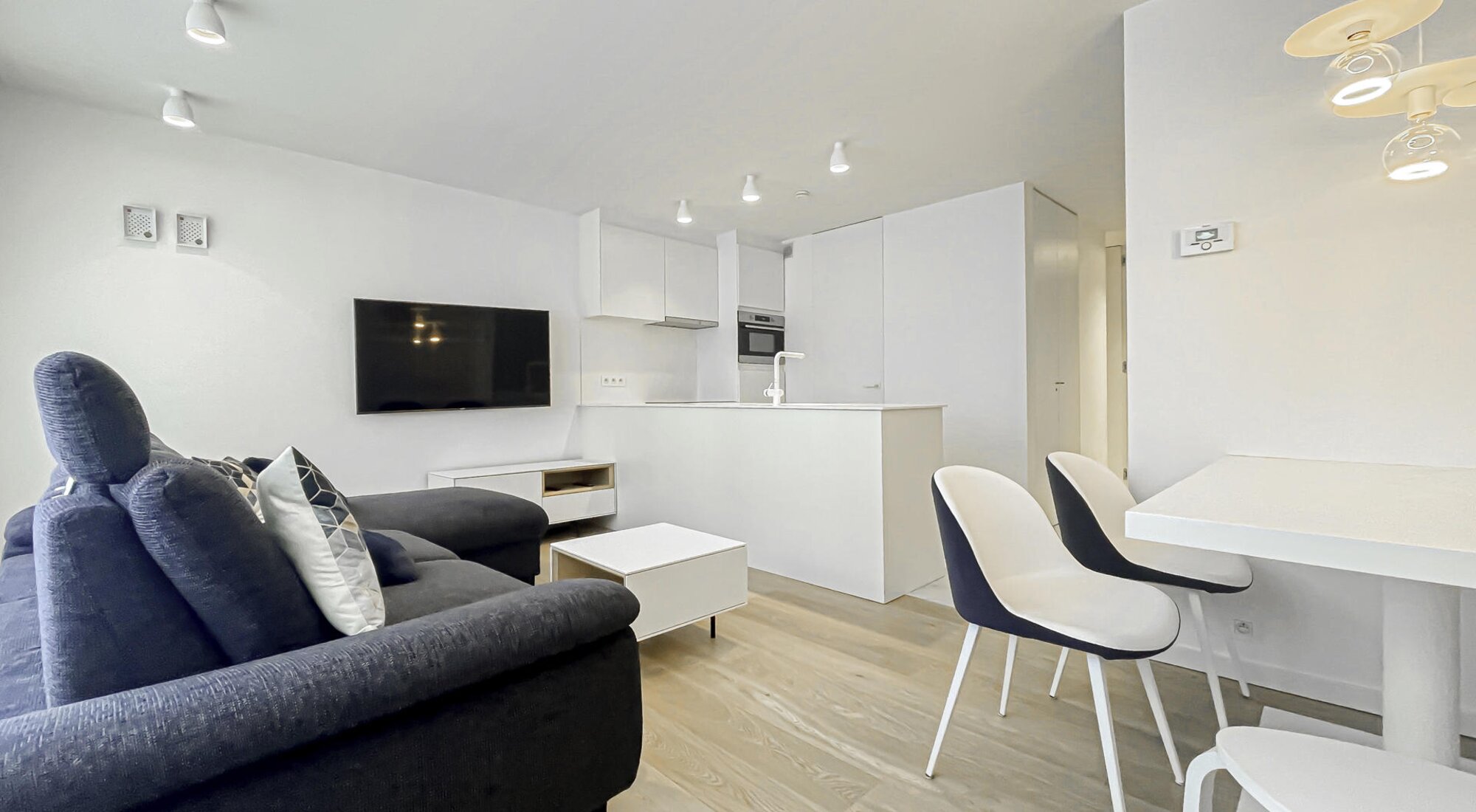 Gerenoveerd gelijkvloers appartement met 2-SLK vlakbij de Lippenslaan en het centrum