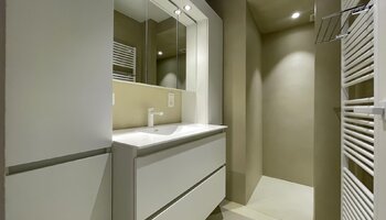 Gerenoveerd gelijkvloers appartement met 2-SLK vlakbij de Lippenslaan en het centrum