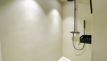 Gerenoveerd gelijkvloers appartement met 2-SLK vlakbij de Lippenslaan en het centrum