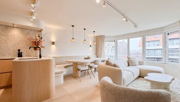 Luxueux appartement rénové de 3 chambres à coucher près de la place Van Bunnen