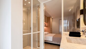 Luxueux appartement rénové de 3 chambres à coucher près de la place Van Bunnen