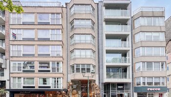 Luxueux appartement rénové de 3 chambres à coucher près de la place Van Bunnen