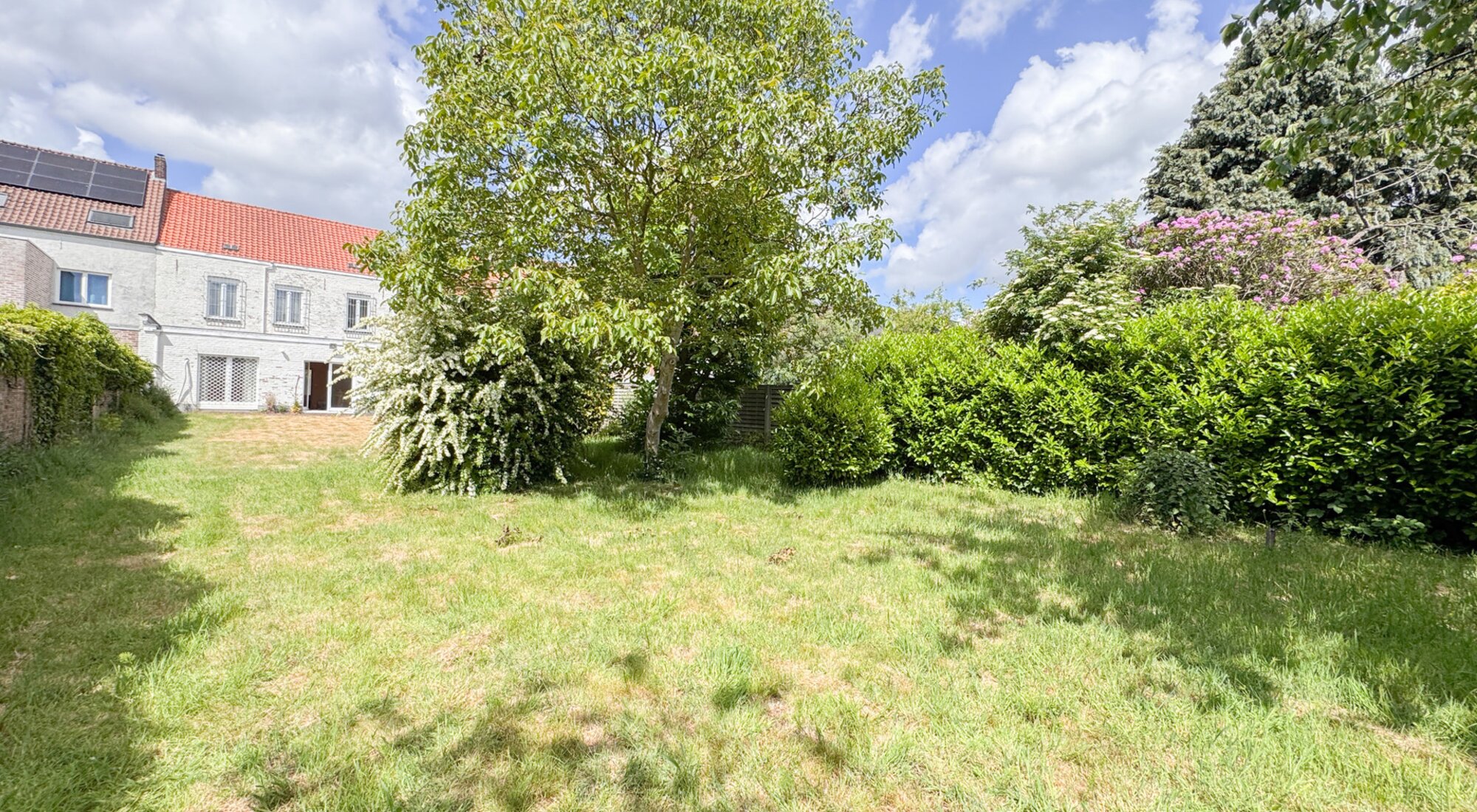 Bien polyvalent avec grand espace habitable et jardin ensoleillé